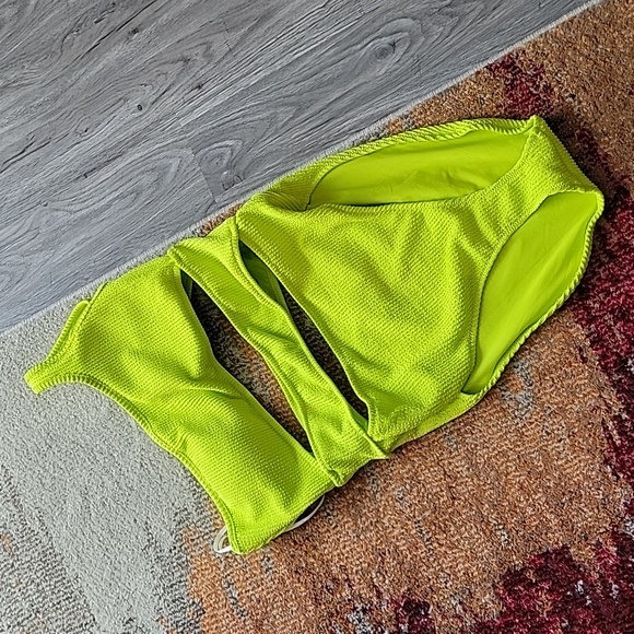 NEW AERIE Asymmetrical Crinkle One Piece Cut Out Monokini Swimsuit Bikini Lime - Picture 3 of 5